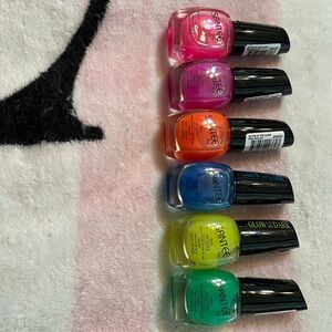 BNWT- 6 Glow in the Dark Nail Polish Set.